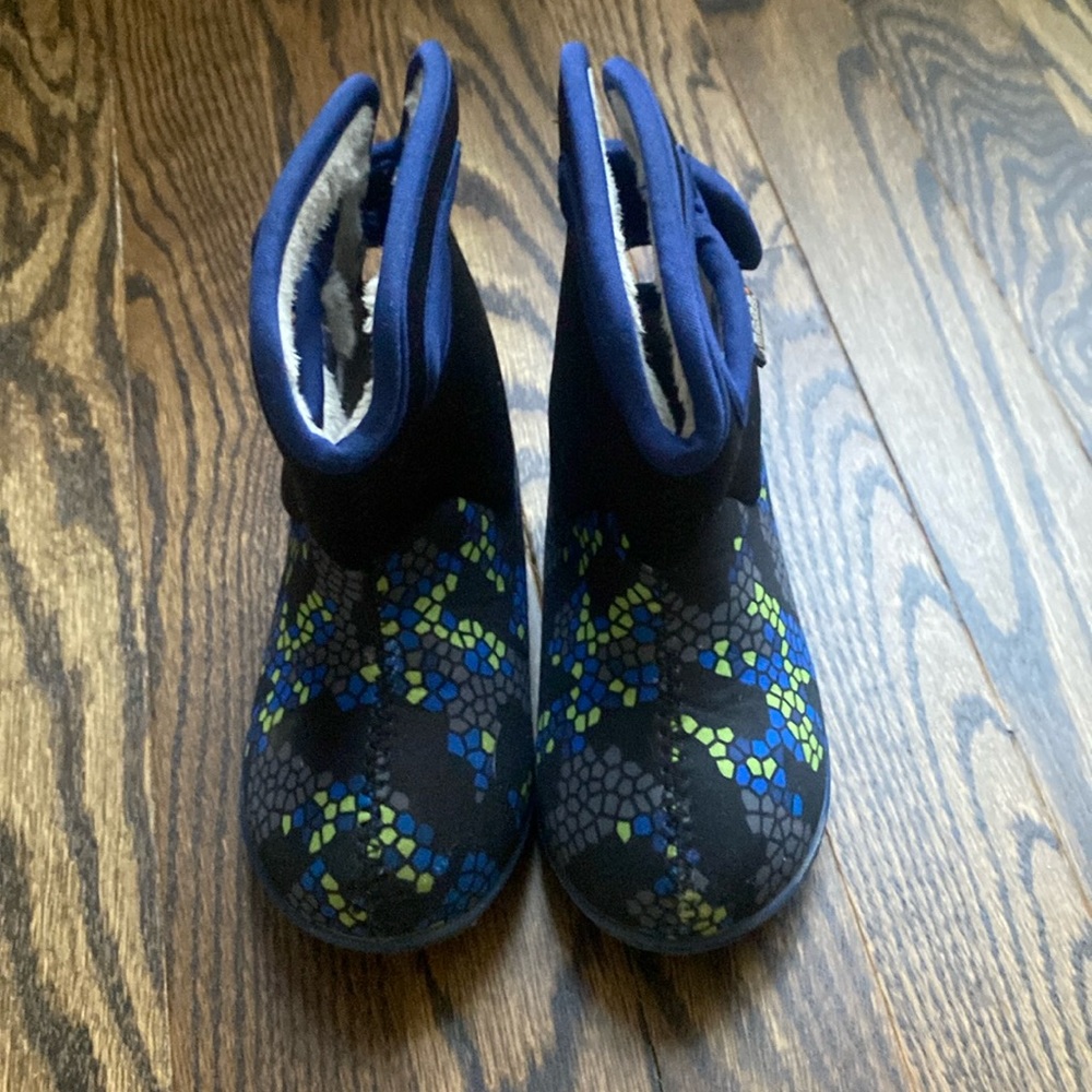Toddler size 8 bogs